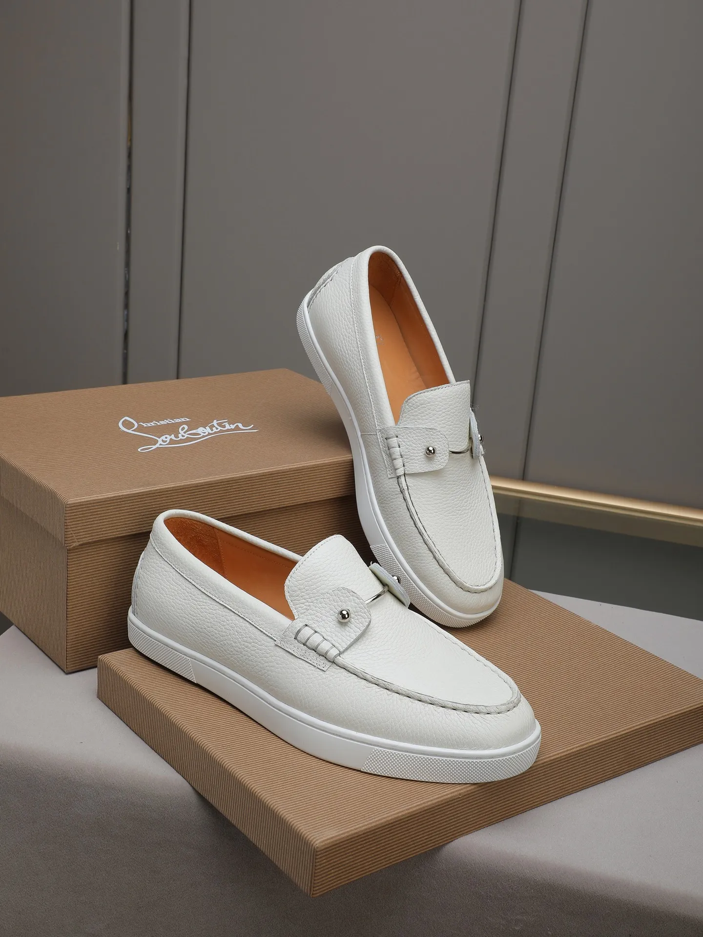 PP480 Christian Louboutin (red-soled shoes) Italian men's casual sneakers are shipped! Each pair of shoes from this Italian handmade shoe brand has a simple and classic design, which is very comfortable and versatile! The upper fabric of this shoe is made of imported cowhide, with high-end and comfortable cowhide lining! The outsole is made of original rubber bottom sheets and is lined with cowhide! Brand-specific mold-opening foot bed, exclusive private mold control! Original box packaging! 39 40 41 42 43 44 (38 45 46 customized)
